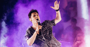 Відомий в Україні співак змінився до невпізнаваності (відео)