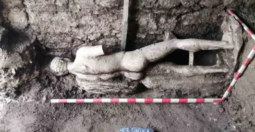 Спрятали божество в канализации: в Болгарии нашли вестника олимпийцев (фото)