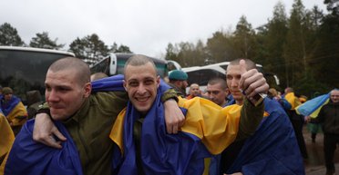 Защищали Мариуполь, "Азовсталь" и ЧАЭС: в Украину из российского плена вернулись 185 солдат (фото)