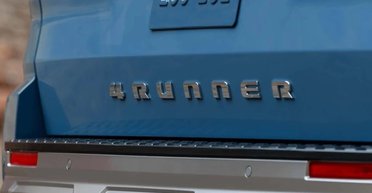 Доступный брат Land Cruiser: появилось первое официальное фото нового внедорожника Toyota