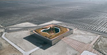 Солнечная электростанция получила 3 млн панелей и странный металлический предмет