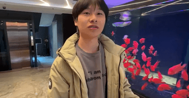 "Потопав у боргах": мільйонер 20 років прикидався бідним, обманюючи сина (відео)