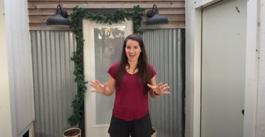 Сім'я живе в сараї, щоб не платити за оренду: всі дивуються, коли заходять до них у гості