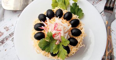 Подойдет для праздничного меню: рецепт слоеного салата с крабовыми палочками