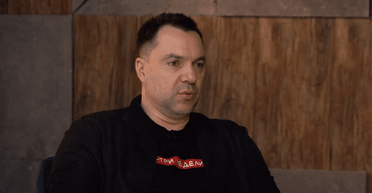 "Знесемо н**ер Кримський міст": Арестович заявив, що ЗСУ до жовтня дійдуть до Азовського моря