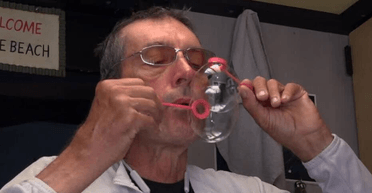 "Вбивають траву": бездомний ветеран отримав штраф за випускання мильних бульбашок (відео)