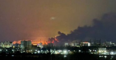 "Трясутся окна": дроны поразили НПЗ в российском Ярославле, поднялся масштабный пожар (видео)