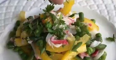 Легкий літній салат без майонезу: рецепт корисної страви