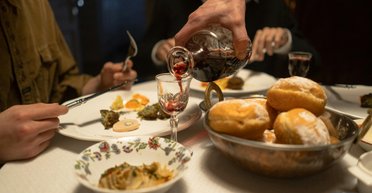 Подойдет даже для "кислятины": популярный блогер показал лайфхак с красным вином (видео)