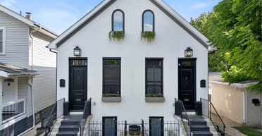 Имение с огромной библиотекой выставили на продажу: как выглядит рай для книгоманов (фото)