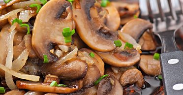 Мариновані печериці: рецепт апетитної та легкої закуски за годину