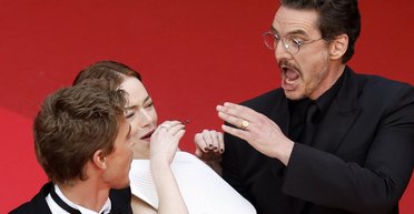 Бджола ледь не вжалила Емму Стоун на червоній доріжці в Каннах (фото, відео)