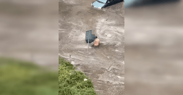 Негода у Києві: вулиці затопило по пояс, люди в транспорті стоять у воді (фото, відео)