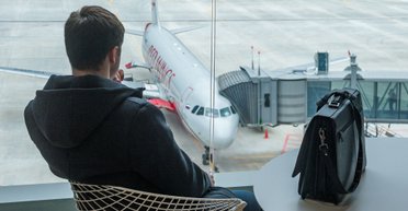 Драка в аэропорту: мужчина ударил женщину за отказ уступить место жене (видео)