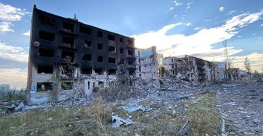 Авиация РФ ударила по жилому дому в Покровске авиабомбой ФАБ-3000 (видео)