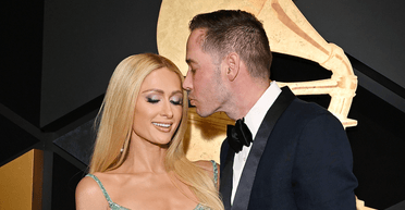 Періс Гілтон у компанії чоловіка відвідала червону доріжку "Греммі-2024" (фото)