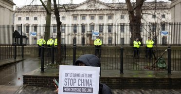 Под посольством Китая в Лондоне обнаружили "шпионские подземелья" и требуют объяснений (фото)