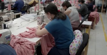 Рабский труд семь дней в неделю: как в Китае шьют одежду для европейского рынка
