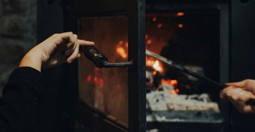 "В доме тепло, разжигается легко": украинка рассказала, как греется печкой (видео)