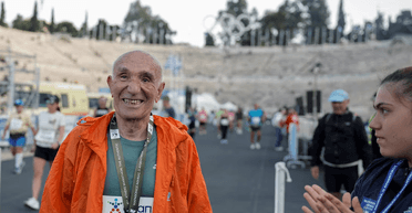 Знову здивував світ: 88-річний пенсіонер пробіг 42-кілометровий марафон (відео)