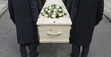 Усвідомив, що "життя коротке": чоловік зробив пропозицію дівчині на похоронах її мами