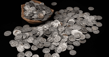 Самый большой из найденных в Англии: в Вустершире обнаружили клад древнеримских монет (фото)