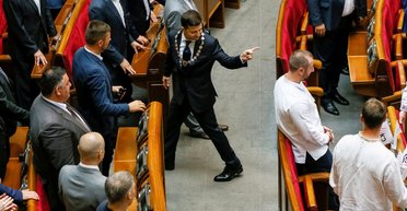 Больше скандалов – выше рейтинг. "Слуга народа" или "радикалы" - кто больше выиграет от политического кризиса