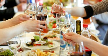 Цена Нового года: сколько сейчас стоят оливье, крабовый салат, "шуба" и винегрет