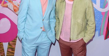 Райан Гослинг неловко оттолкнул Симу Лю на розовой дорожке "Барби" (видео)