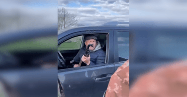 Направив карабін з вікна: на Одещині чоловік приїхав "рятувати" знайомих від ТЦК з рушницею (відео)