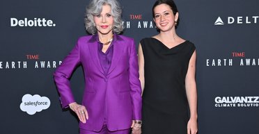 86-річна Джейн Фонда в яскравому ансамблі вийшла на публіку (фото)