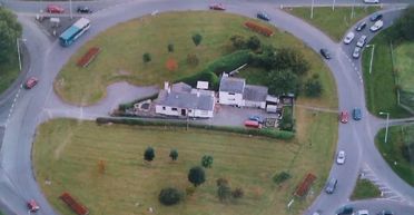 Будинок опинився в центрі кільцевої дороги: як там протягом 60 років живуть люди (фото)