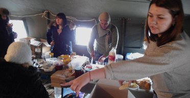 "Уехать? Нет, сейчас помощь нужна здесь". Настроения мариупольцев