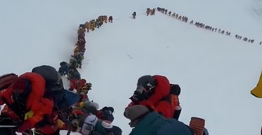 Пытаются уложится в солнечные часы: на вершине Эвереста образовалась пробка из альпинистов (видео)