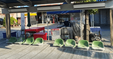 "Бетонне непорозуміння": будівельники залили цементом нову автобусну зупинку (фото)