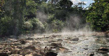 86 градусів Цельсія: у киплячій річці живцем може зваритися людина, де вона знаходиться (фото)