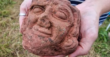 Одна из самых интересных находок: студентка обнаружила древнюю голову статуи на ферме (фото)