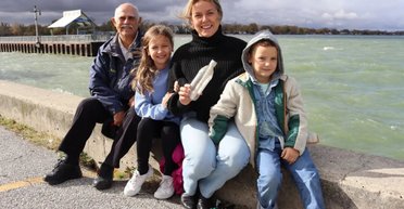 Таємницю послання в пляшці розкрито через 26 років: школярка отримала лист своєї мами