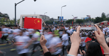 "Уникальные призы": в Китае победителю полумарафона вручили корову и других домашних животных