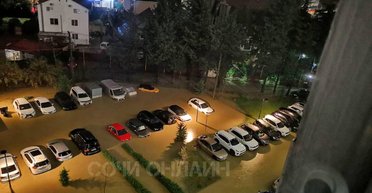 Российский город Сочи уходит под воду: местная река затопила улицы (фото видео)