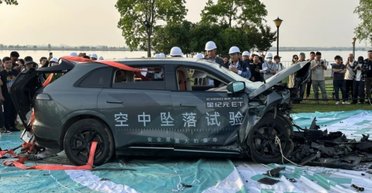 Экстремальный краш-тест: новый кроссовер от Chery сбросили с высоты 9 этажа (видео)