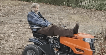 Зберігав великий секрет: чоловік без машини та меблів помер, залишивши місту мільйони доларів