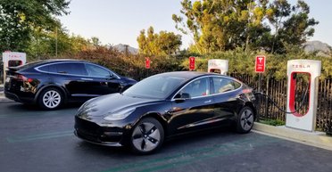 Не думав, що згорить: бізнесмен спалив Tesla під Києвом через сварку зі своєю дівчиною