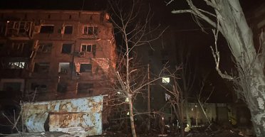 Знищено 12 квартир, серед постраждалих діти: ЗС РФ обстріляли п'ятиповерхівку в Селидовому (фото)