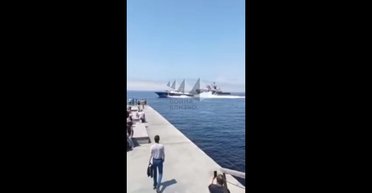 В РФ военный катер во время тренировок выпустил ракетницу по пирсу со зрителями (видео)