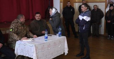 Співробітники ТЦК провели бесіду з жителями Космача, де напали на жінку з дитиною (відео)