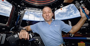 "Когда ты в скафандре, хочется расслабиться и ничего не делать". Интервью с астронавтом NASA, развернувшем в космосе украинский флаг