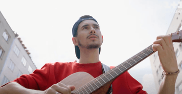 Співав з Крісом Мартіном: чернігівський музикант розвернув три крісла на "Голосі країни" (відео)