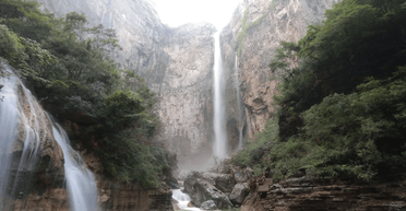 Туристи розлючені: хлопець дістався до джерела популярного водоспаду і побачив там трубу