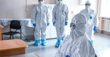 Небезпечні ігри. Лікарів косить COVID-19, але чиновники не бачать проблем із закупівлею засобів захисту